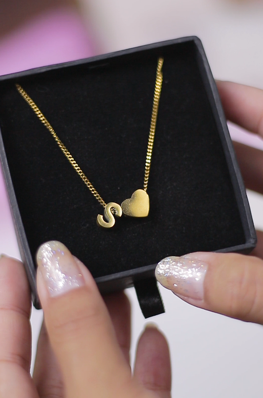 COLLAR PERSONALIZADO💖: INICIAL + CORAZÓN + PULSERA✨ + RAMO DE FLORES 🌸